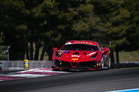 Адриан Сутил за рулём спорткара Ferrari на трассе в Ле-Кастелле, фото пресс-службы Ferrari
