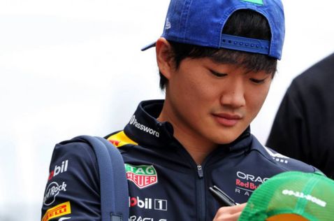 Юки Цунода раздаёт автографы в паддоке Сан-Паулу, фото XPB