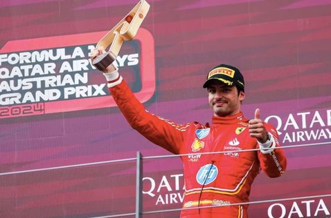 Карлос Сайнс на подиуме в Австрии, фото пресс-службы Ferrari