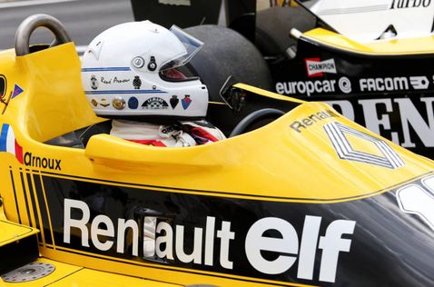 Рене Арну в кокпите исторической машины Renault на Гран При Франции, 2028 год, фото XPB