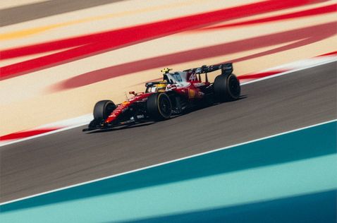 Льюис Хэмилтон за рулём SF-26 на трассе в Бахрейне, фото пресс-службы Ferrari