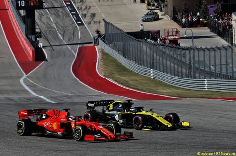 Даниэль Риккардо обгоняет Себастьяна Феттеля