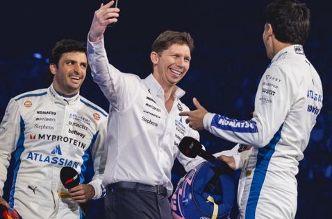 Джеймс Ваулз вместе с гонщиками Williams, фото из социальных сетей